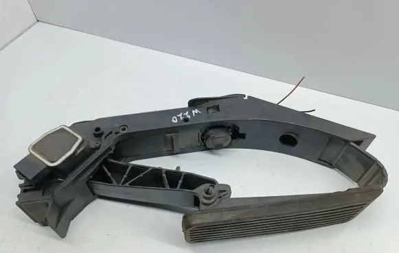 Mercedes-Benz S W220 Accelerator throttle pedal A2203000004