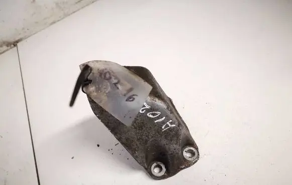 Engine mounting bracket