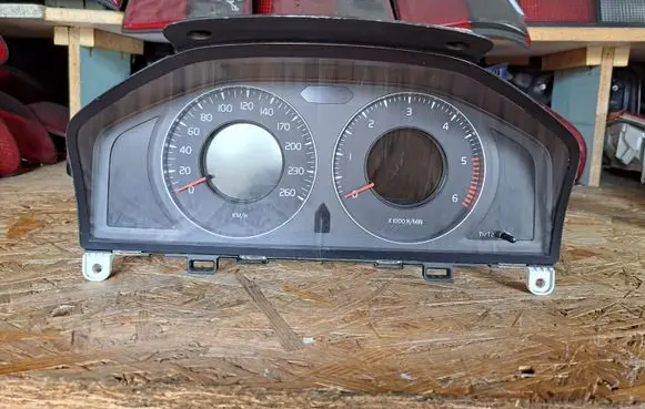 Volvo V70 Speedometer (instrument cluster) 31254535AA 69199660U 36000411