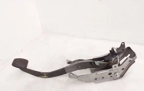 Toyota Hilux VIII Brake pedal 