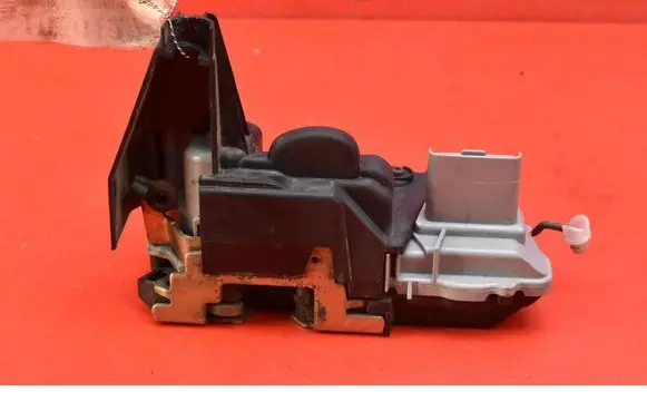 Peugeot 307 Front door lock 