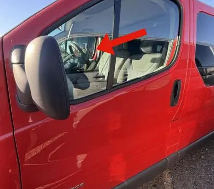 Opel Vivaro Front vent window/glass (coupe) 