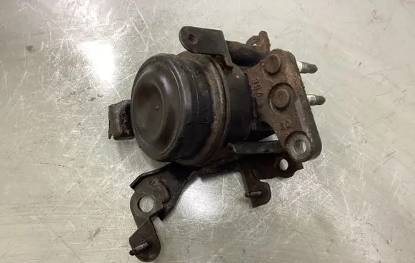 Toyota Corolla E120 E130 Engine mount bracket
