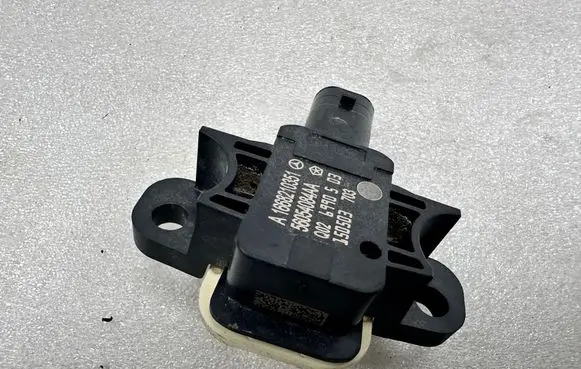 Mercedes-Benz GL X166 Airbag deployment crash/impact sensor A1668210351
