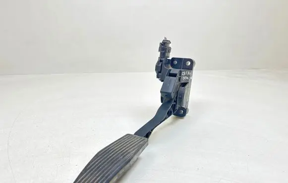 Opel Zafira A Accelerator throttle pedal 90581208 18700701 0281002298