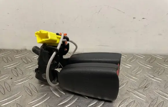 Volvo S80 Middle seatbelt buckle (rear) 8632315