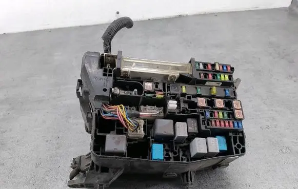 Toyota Avensis T270 Fuse box set 82111-05J62