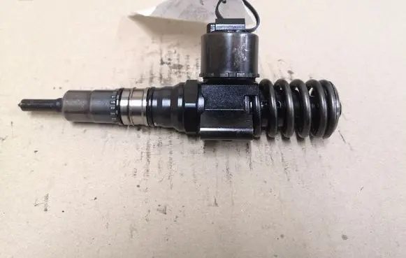Volkswagen Touran I Fuel injector 03G130073G