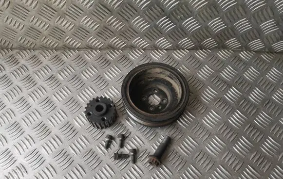 Skoda Octavia Mk2 (1Z) Crankshaft pulley 038105243M 03P105263