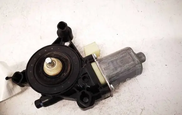 Volkswagen Golf VII Front door window regulator motor 5Q0959802B