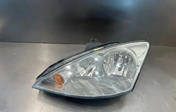 Ford Focus Headlight/headlamp 2M5113W030BF