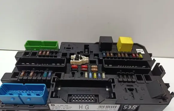 Opel Zafira B Fuse module 13206759 5DK00866952