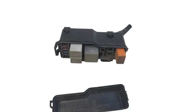 Toyota Corolla Verso E121 Relay mounting block 