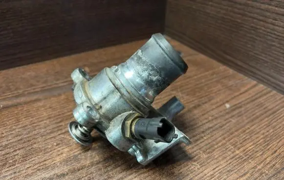 Thermostat/thermostat housing