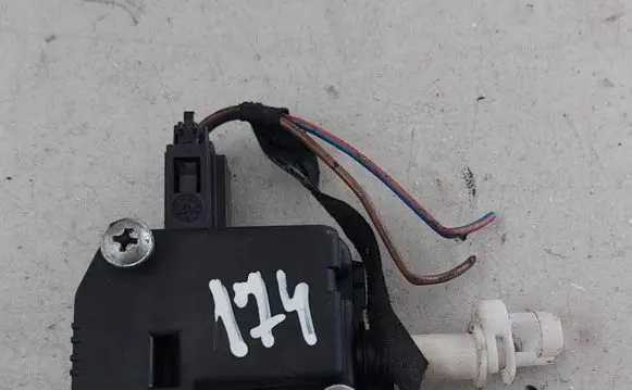 Volkswagen Touran I Central locking motor 1T0810773A 1K5959782