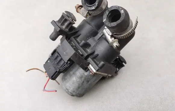 Mercedes-Benz E W124 Coolant heater control valve 1147412015 0008306584
