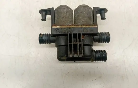 BMW 5 E39 Coolant heater control valve 8374995 1147412137