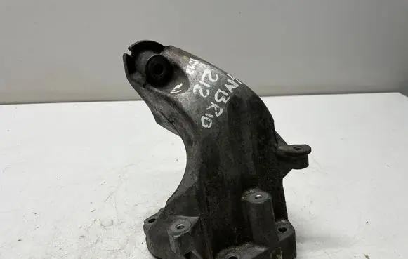 Mercedes-Benz E W212 Engine mounting bracket A6512230004