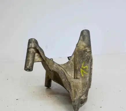 Volkswagen Touareg I Engine mounting bracket 070199308A