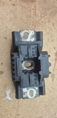 Engine mount bracket