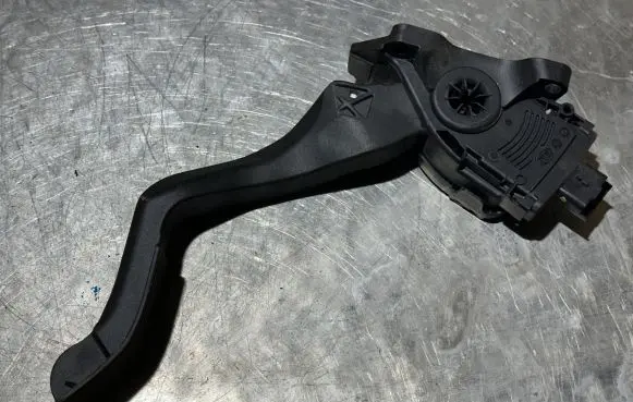 Peugeot 308 Accelerator throttle pedal 9681530380