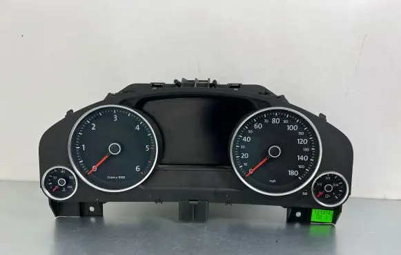 Volkswagen Touareg II Speedometer (instrument cluster) 7P6920981M