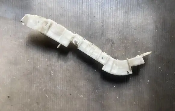 Rear bumper mounting bracket