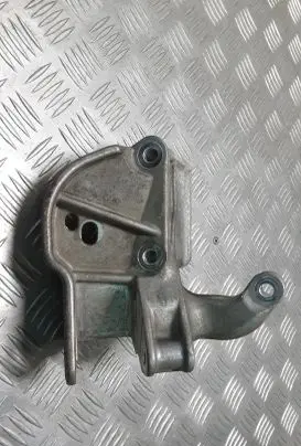 Volvo V40 Engine mounting bracket