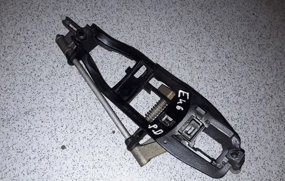 BMW 3 E46 Front door exterior handle/bracket 51218253454 8253454
