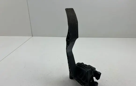 Accelerator throttle pedal