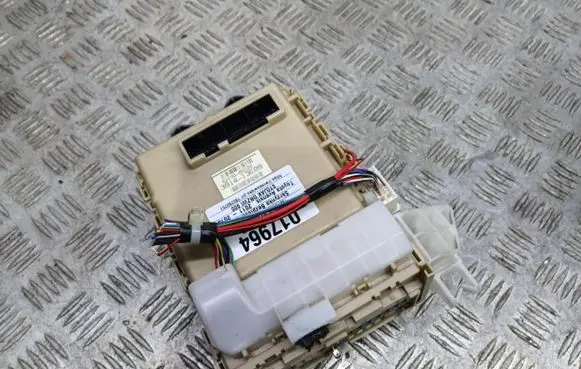 Toyota Avensis T270 Fuse box set 82730-05D20