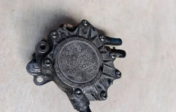 Audi A4 S4 B7 8E 8H Fuel injection high pressure pump 03g145209c