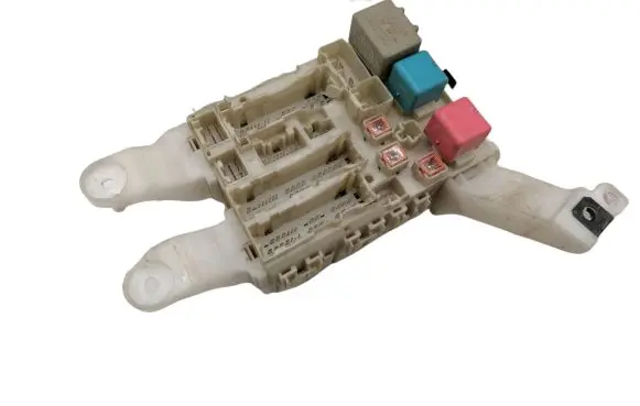 Toyota Auris 150 Fuse module 8273002150A 8273002150 02117L14
