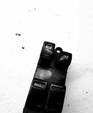 Nissan Almera N16 Electric window control switch 3Y28
