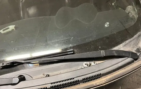 Peugeot 4007 Front wiper blade arm