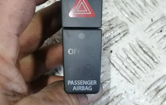 Suzuki Swift III Hazard light switch 06021