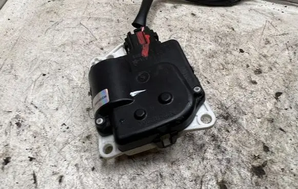 Nissan Pathfinder R51 Air flap motor/actuator VP5NEH19E616BA