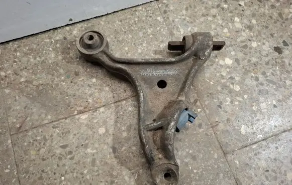 Volvo V70 Front lower control arm/wishbone 9492108