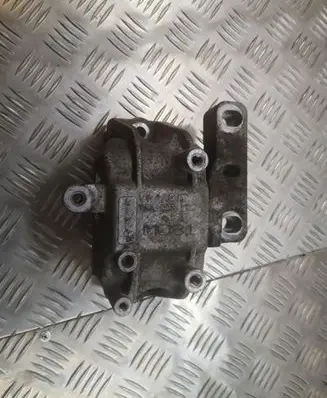 Volkswagen PASSAT B6 Engine mount bracket 1K0199262