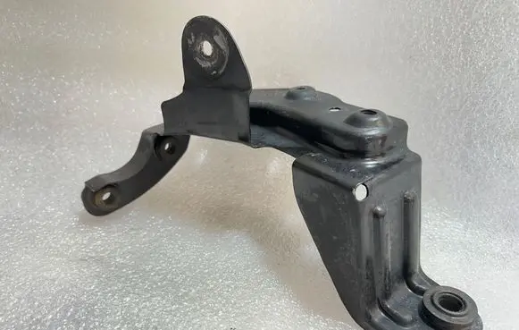 Audi A4 S4 B6 8E 8H Intercooler pipe mounting bracket 8E0145813F
