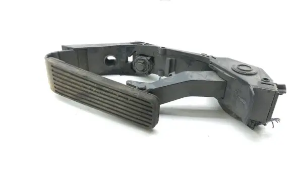 Mercedes-Benz E W211 Accelerator throttle pedal A2113000504