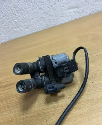 Mercedes-Benz E W210 Coolant heater control valve 0235451628 D8325