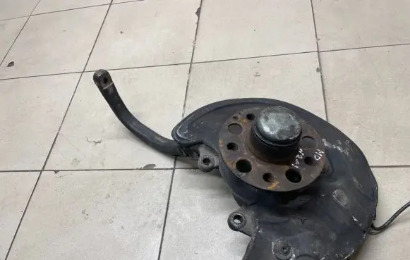 Rear wheel hub spindle/knuckle
