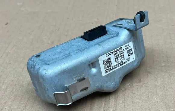 Volkswagen Polo V 6R Rear glass lock/latch E395 2Q0905861B