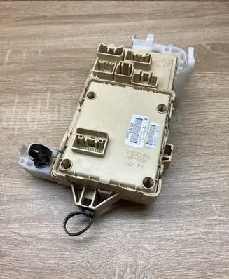Toyota Corolla Verso AR10 Fuse module 892210F010 905765
