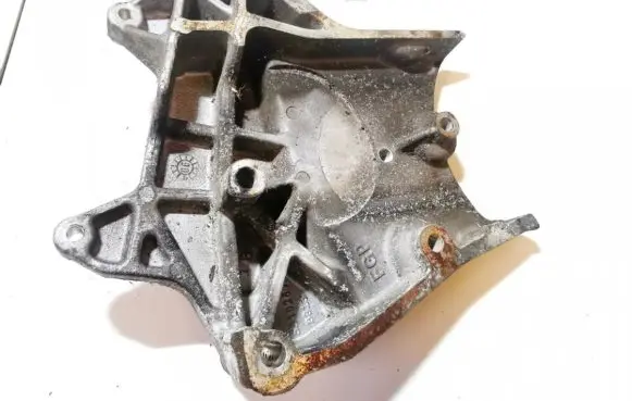 Opel Zafira B Engine mounting bracket 55192649