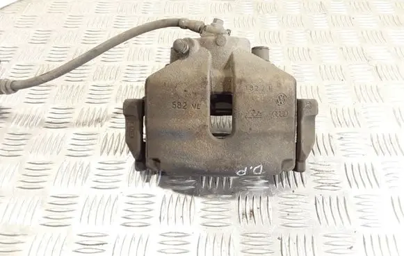 Volkswagen PASSAT B7 Front brake caliper