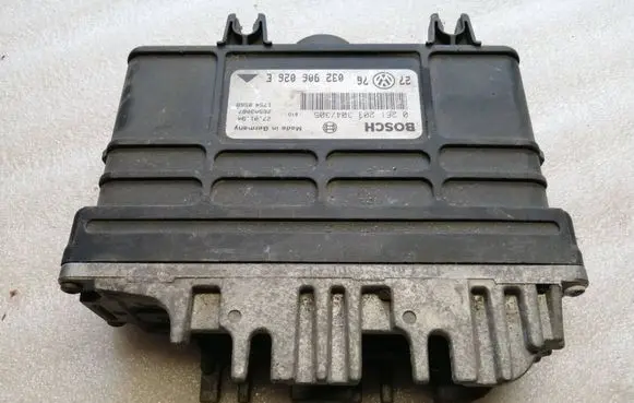 Volkswagen Golf III Engine control unit/module 032906026E 26SA3087 0261203304