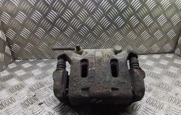 Nissan Qashqai+2 Front brake caliper