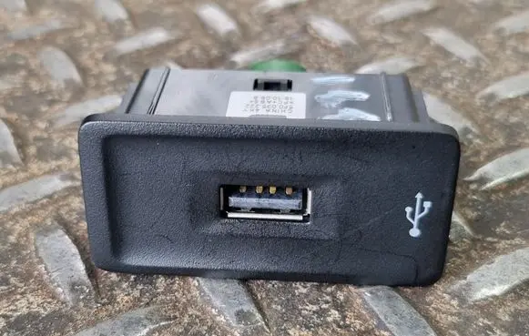 Volkswagen Arteon USB socket connector 5F0035222